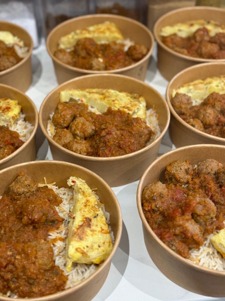 Bowls de boulettes en sauce