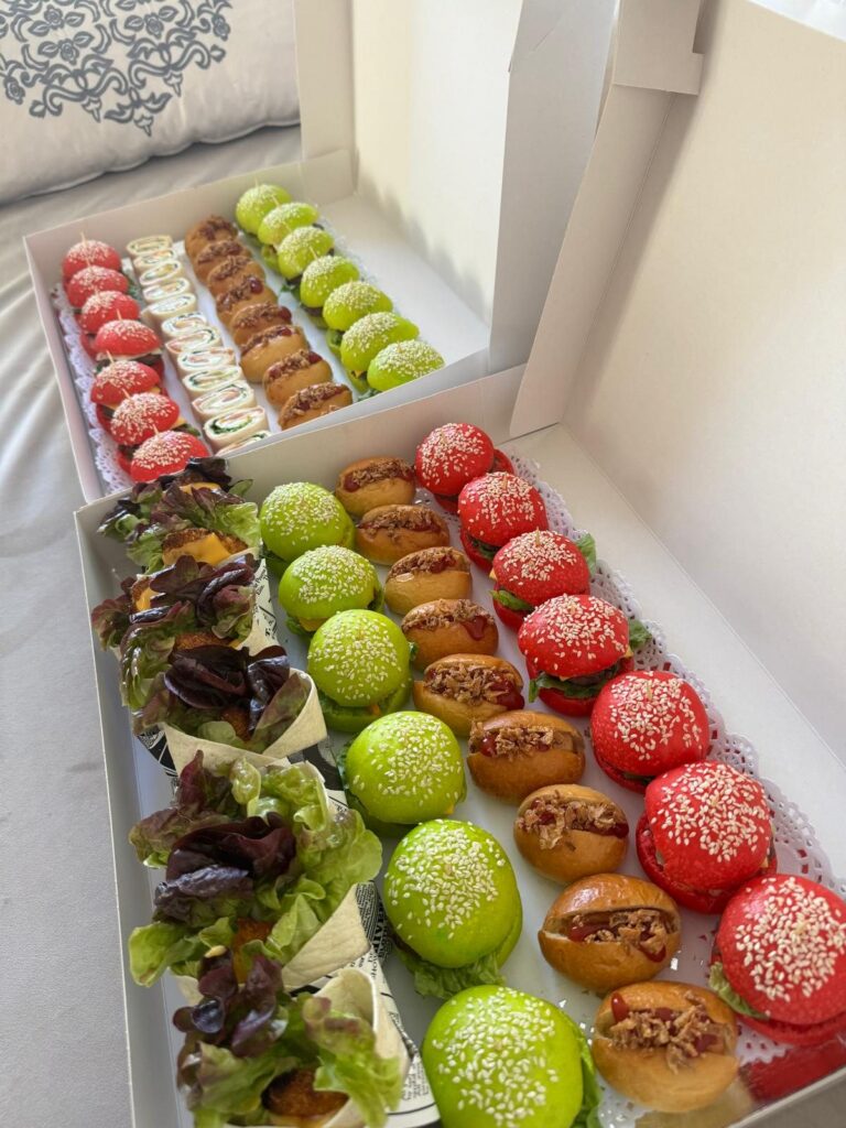 Box de mignardises colorées