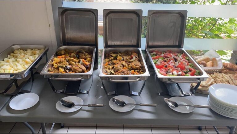 Buffet chaud servi en chafing dish