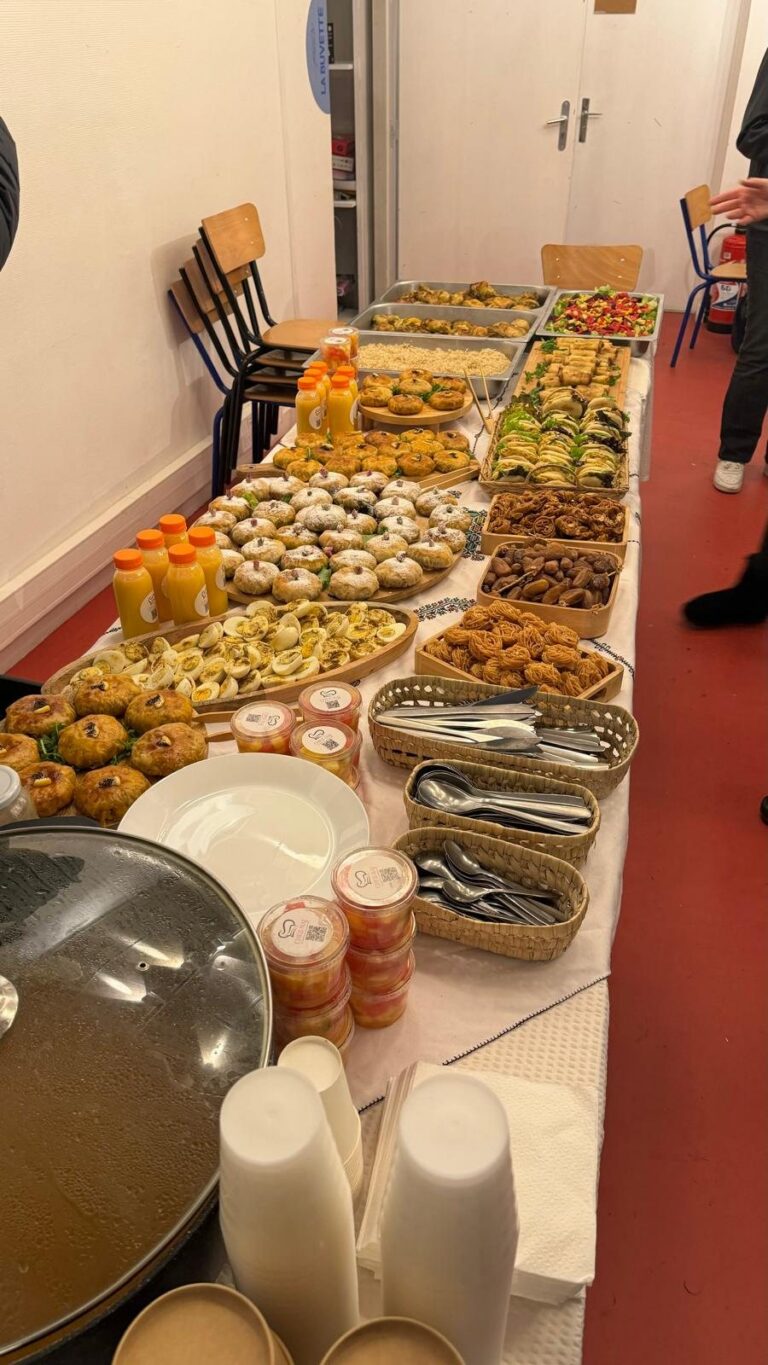 Long buffet dressé en salle