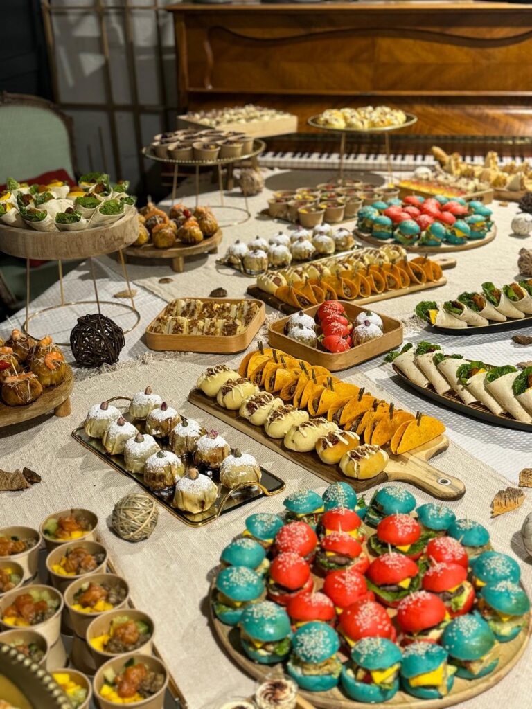 Buffet de mignardises colorées