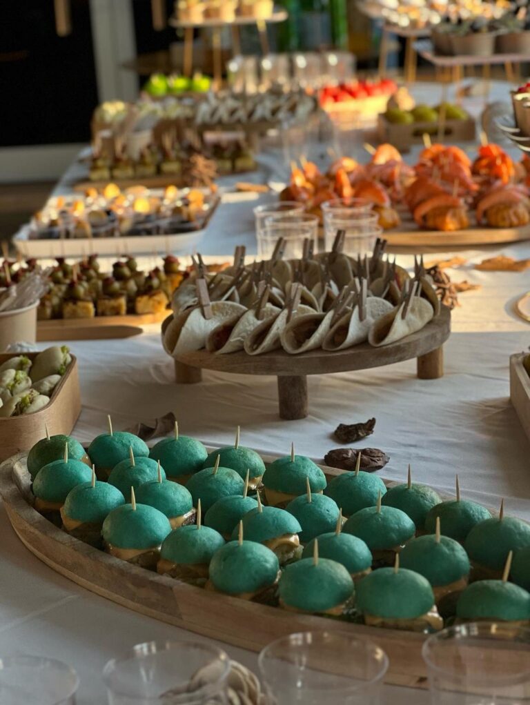 Buffet avec mini burgers et bouchées
