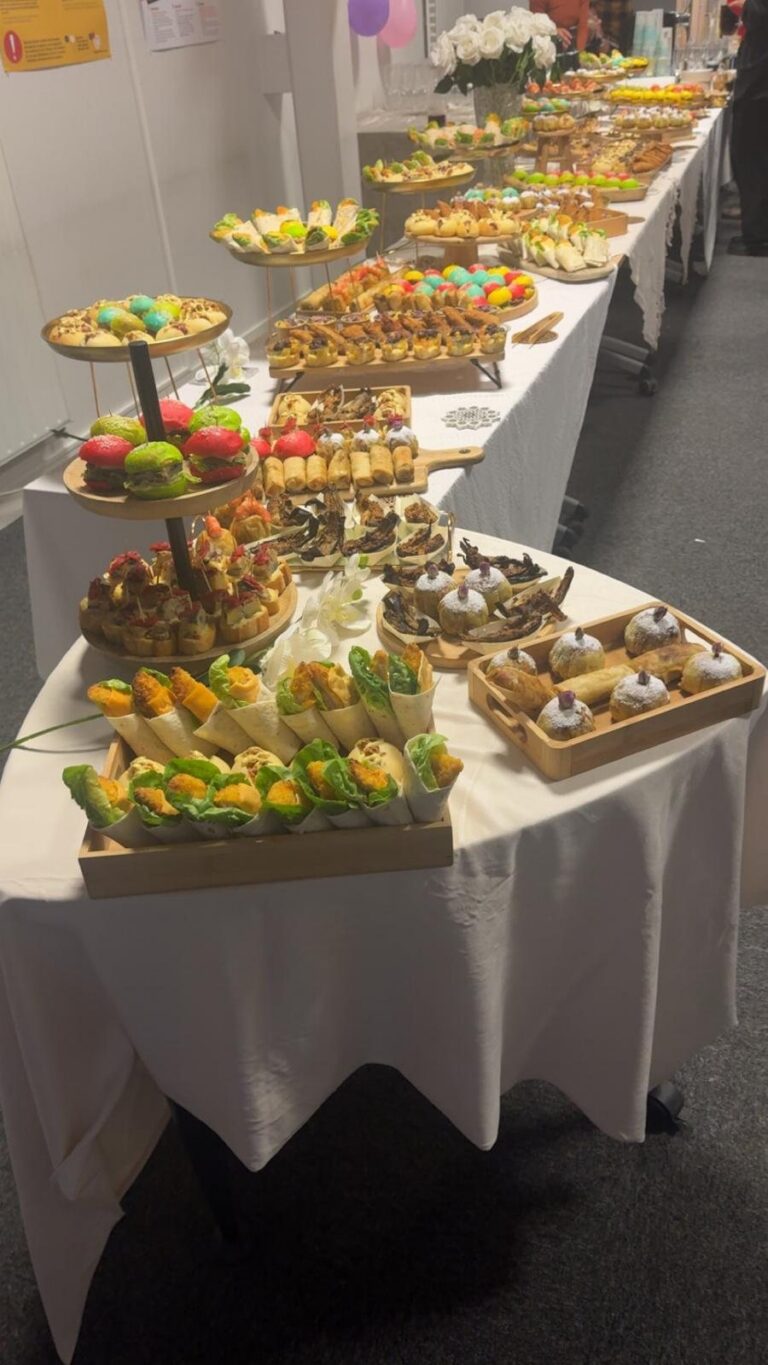 Buffet sur nappe blanche