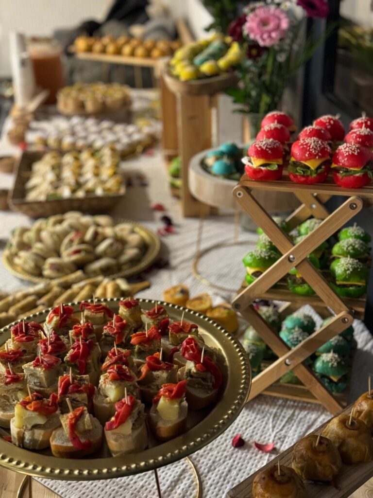Buffet sur présentoirs en bois