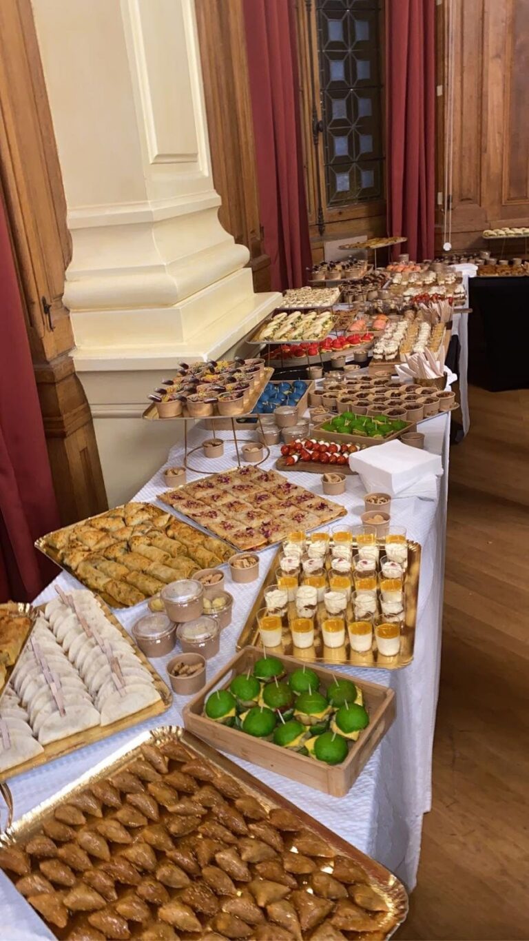 Buffet traiteur dans une salle de réception