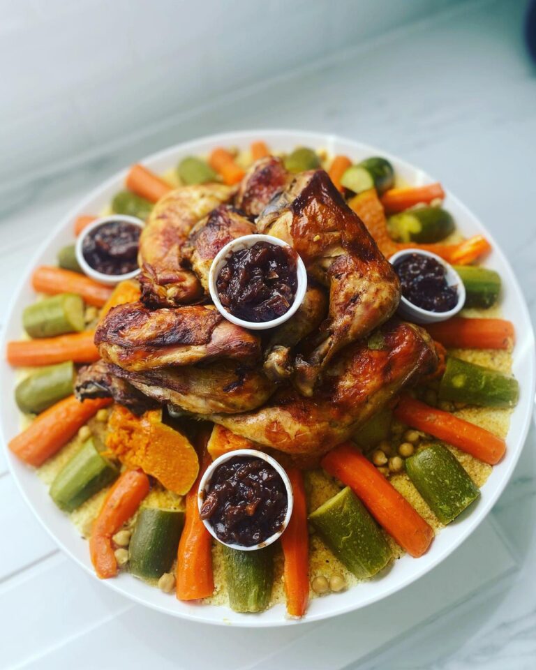 Plat de couscous au poulet et légumes