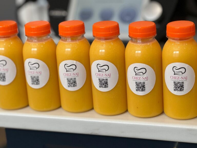 Jus d'orange frais en bouteilles Chez Naj