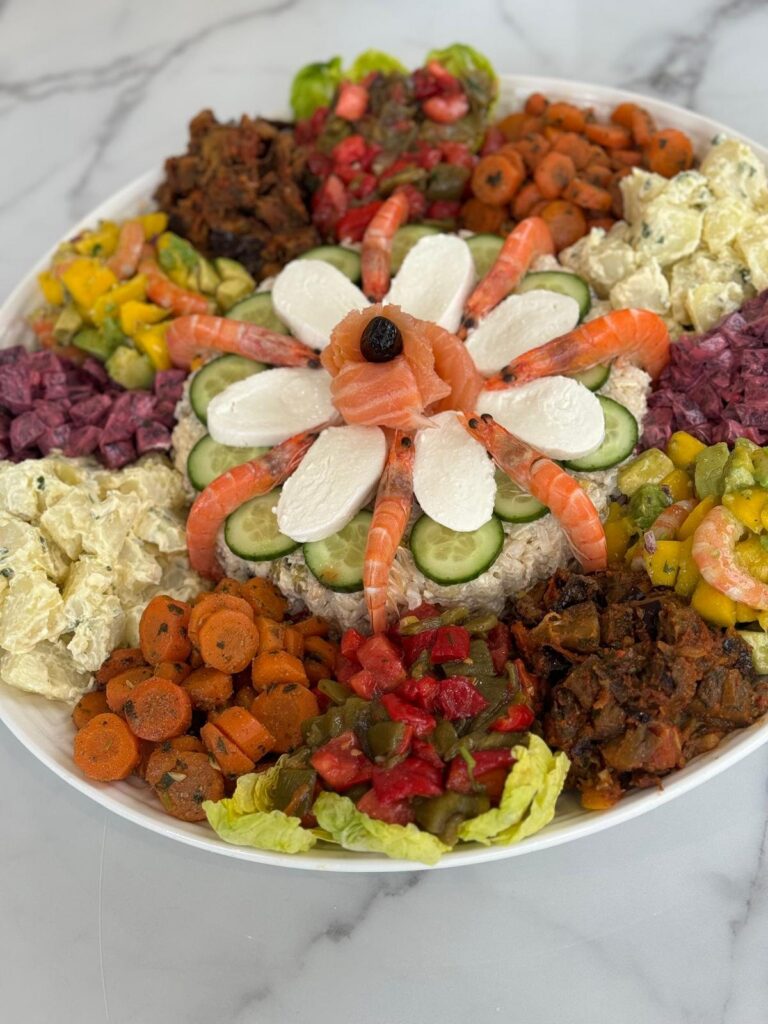 Plat de salade au saumon et crevettes