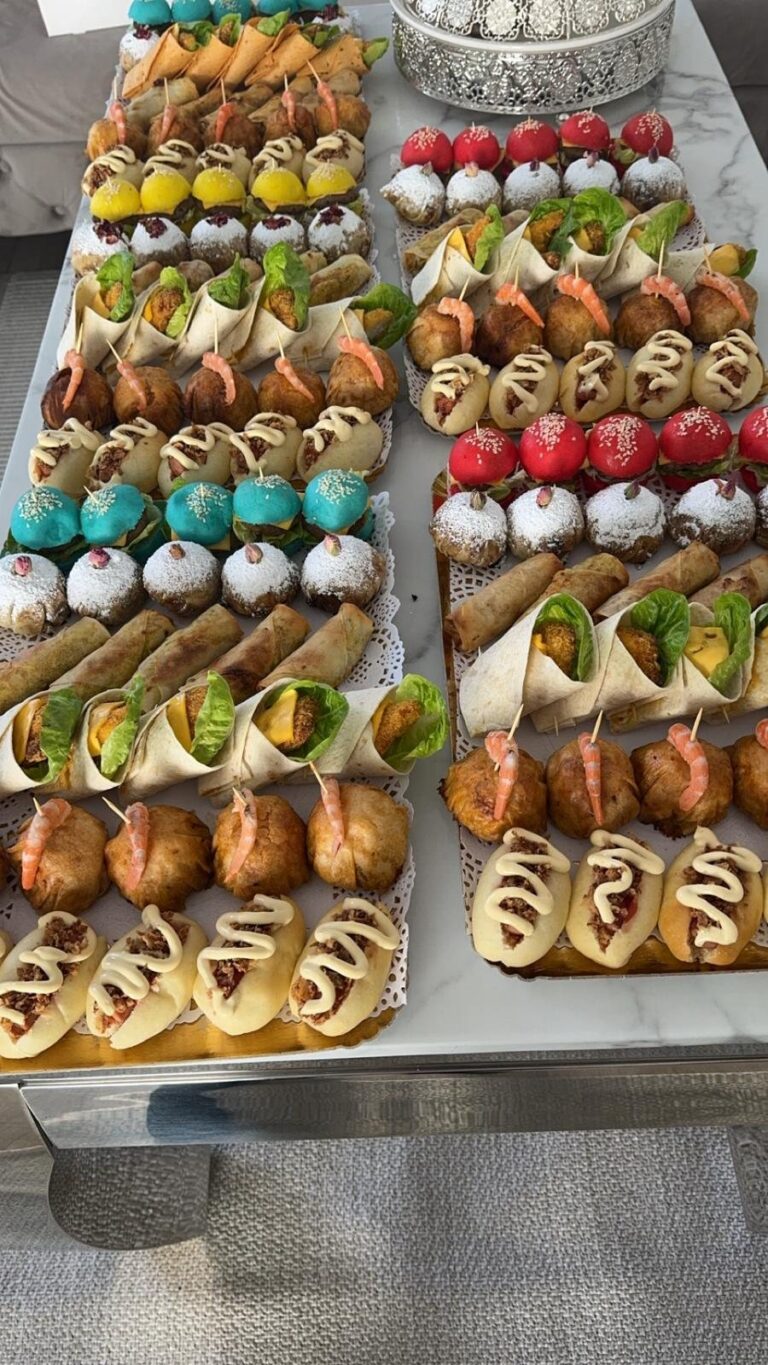 Plateau traiteur assorti : mini burgers, wraps, bouchées et mignardises