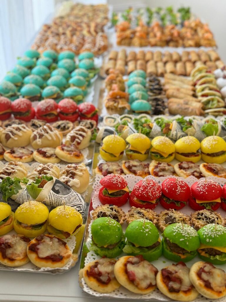 Plateaux de mini burgers colorés