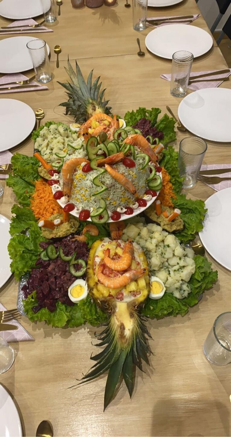 Grande salade composée décorée d'un ananas, Chez Naj traiteur
